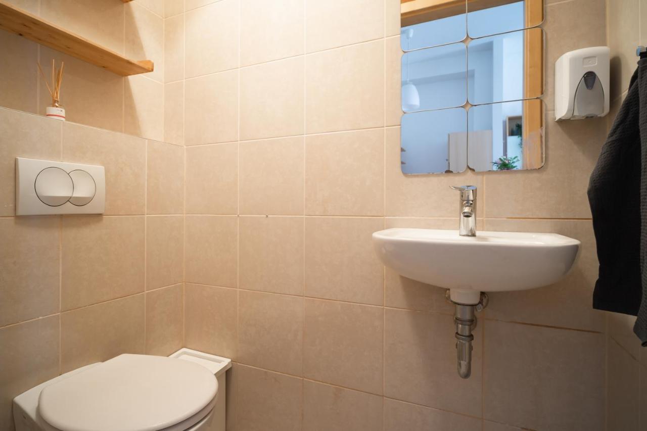 At Gozsdu Court, 60 Sqm, 2 With 2 Ac, Elevators, Kitchen Boedapest