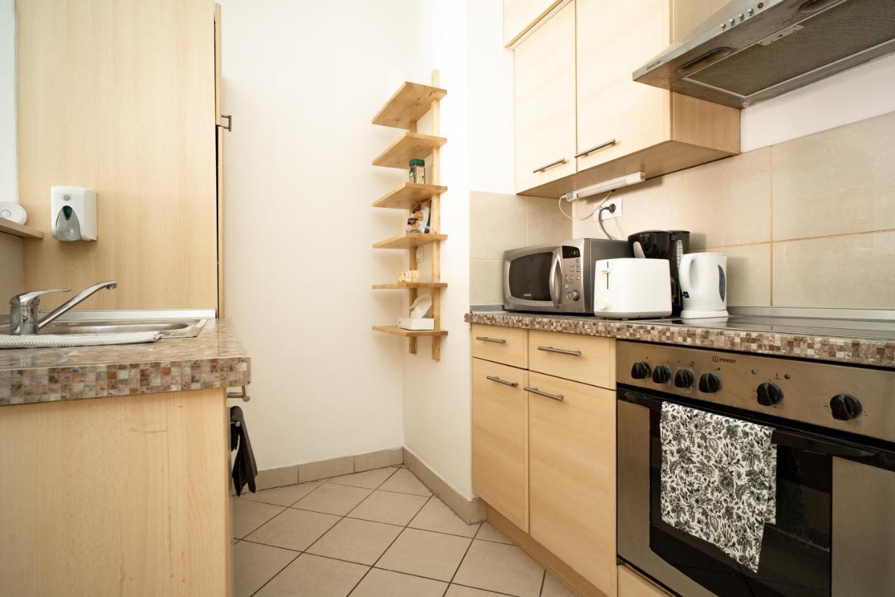 At Gozsdu Court, 60 Sqm, 2 With 2 Ac, Elevators, Kitchen Boedapest