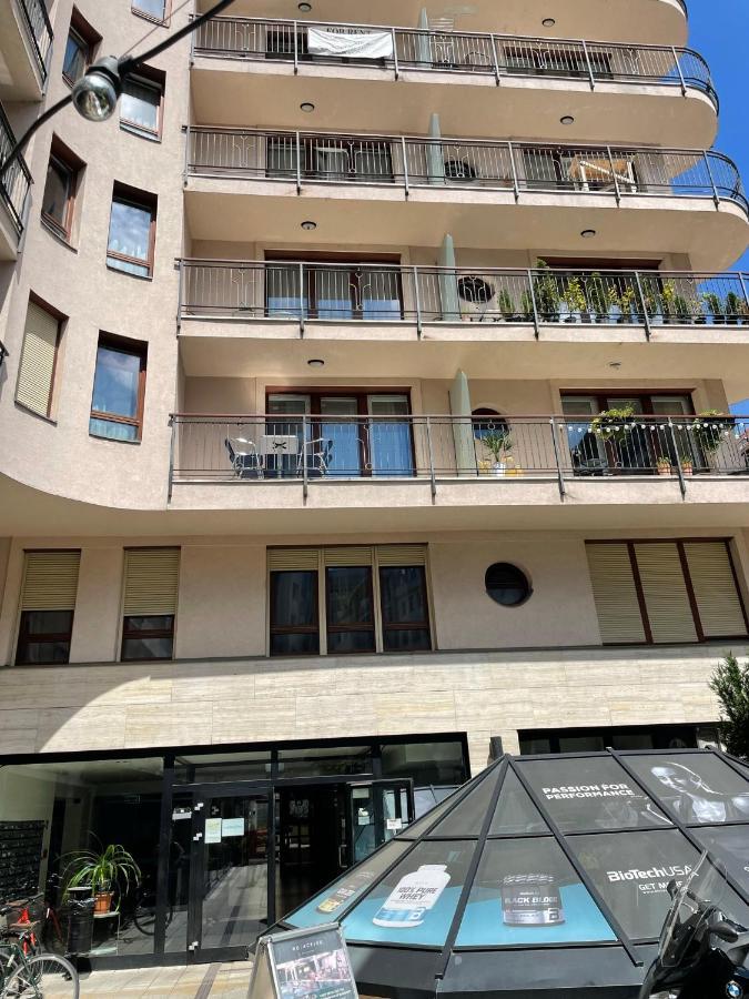 At Gozsdu Court, 60 Sqm, 2 With 2 Ac, Elevators, Kitchen * Boedapest